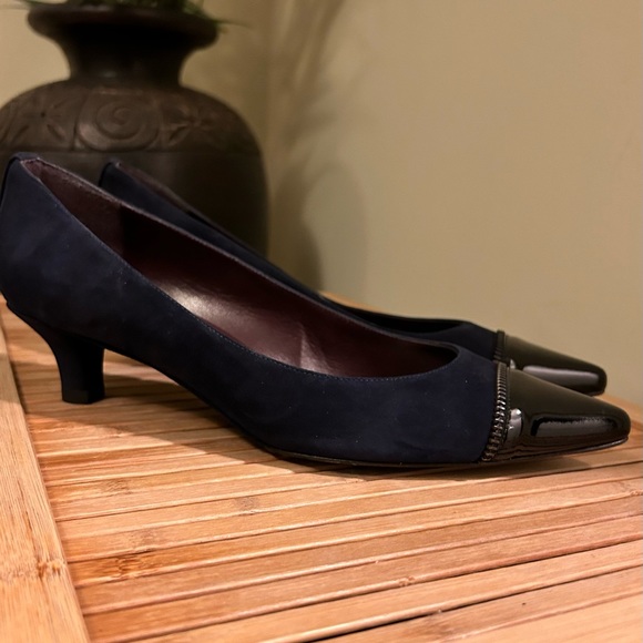 Stuart Weitzman kitten heels Navy Suede, black patent toe. Zipper detail. - Picture 4 of 5